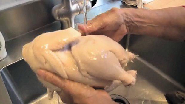 ΒΙΝΤΕΟ-Γνωρίζατε ότι δεν πρέπει να πλένετε το κοτόπουλο;