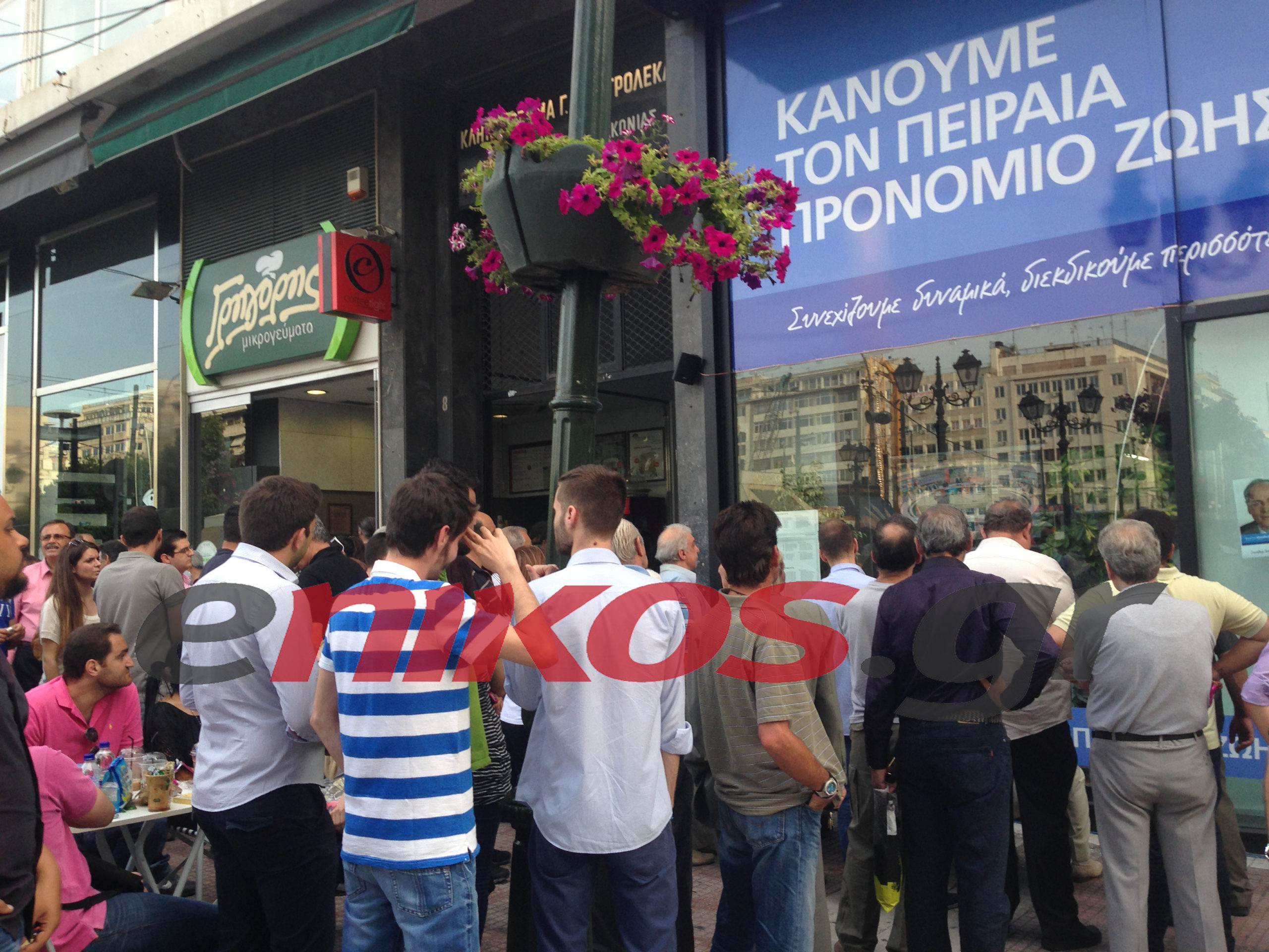 ΦΩΤΟ-Το εκλογικό κέντρο του Μιχαλολιάκου την ώρα των exit poll