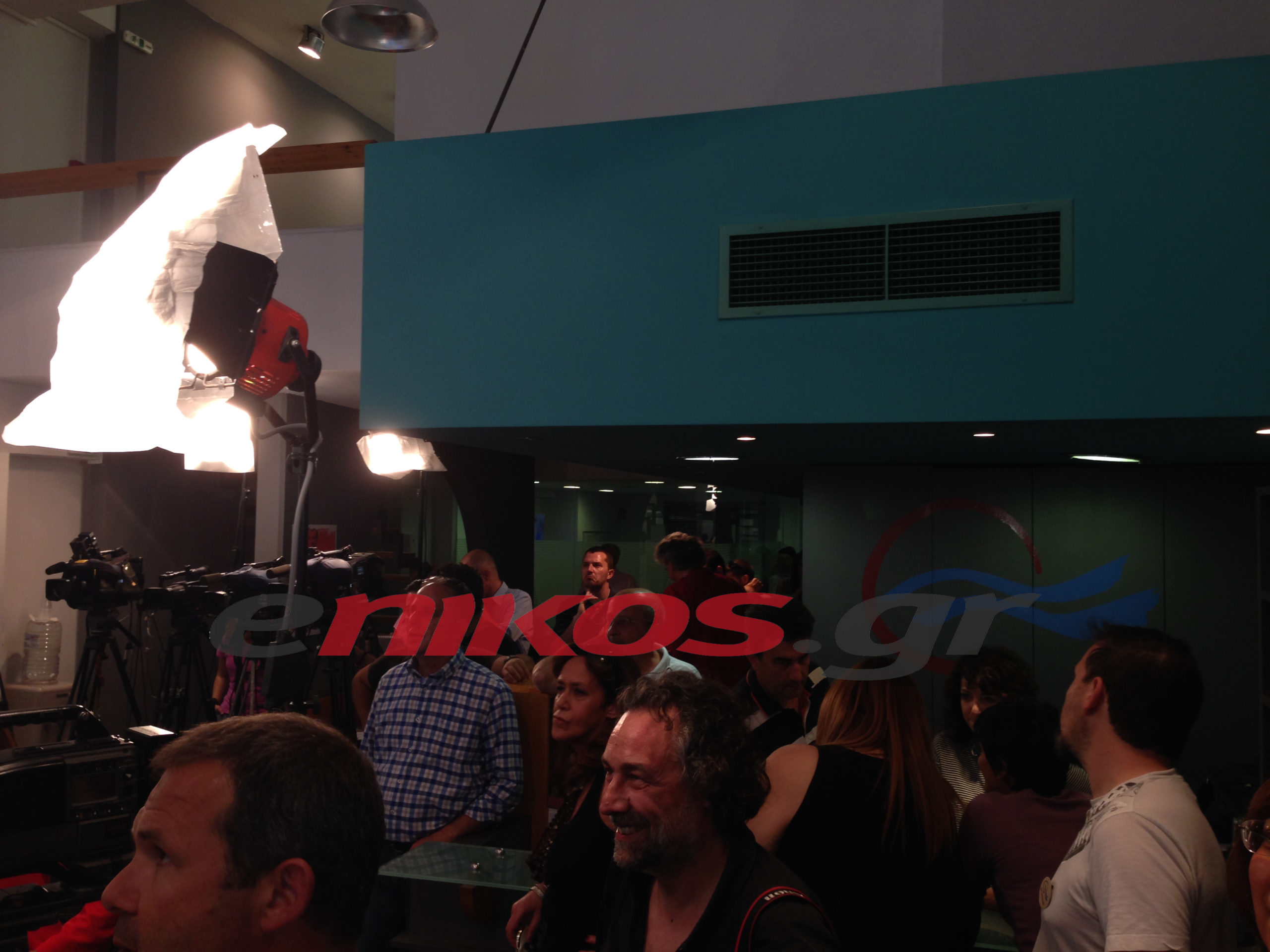 ΦΩΤΟ-Βλέπουν τo exit poll στο εκλογικό κέντρο του Ποταμιού