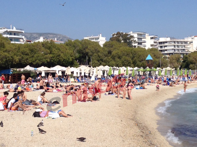 ΦΩΤΟ-Γέμισαν οι παραλίες της Αττικής