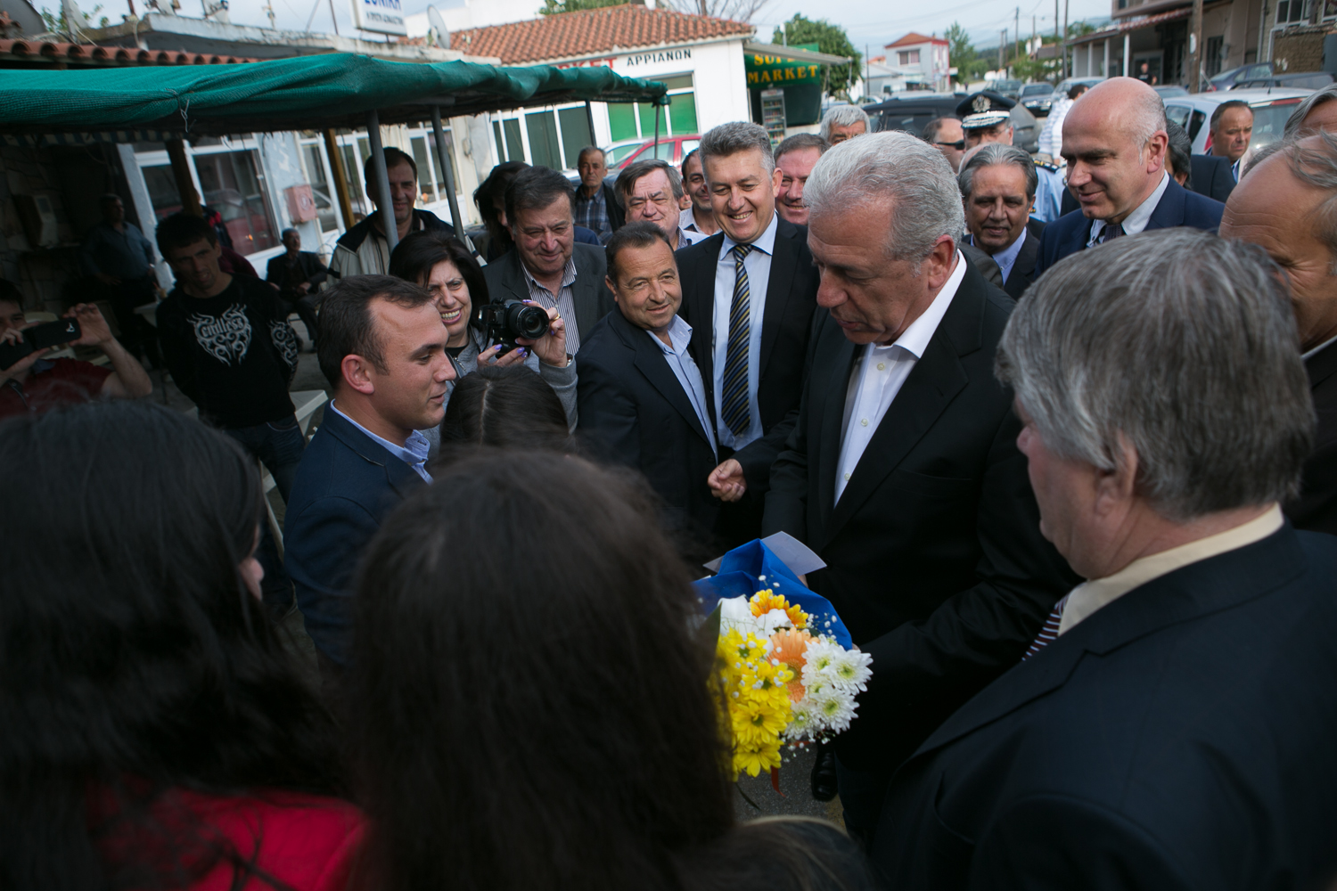 ΦΩΤΟ-O Αβραμόπουλος σε μειονοτικό χωριό της Ροδόπης