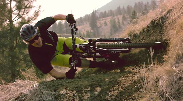 ΒΙΝΤΕΟ-Απίστευτη στροφή με ποδήλατο