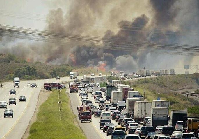 ΦΩΤΟ-Εκκενώνονται 11.000 σπίτια λόγω της μεγάλης φωτιάς