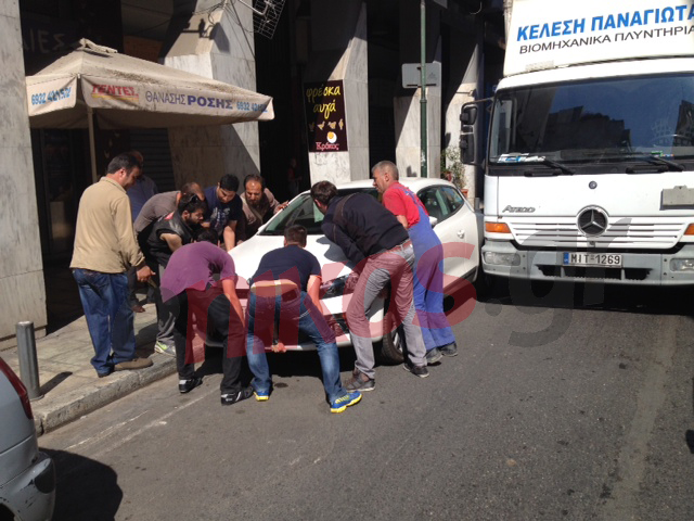 ΦΩΤΟ-Φορτηγό κόλλησε στη Σοφοκλέους