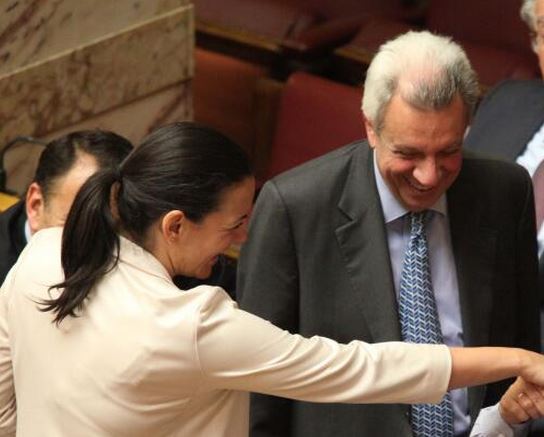 ΦΩΤΟ-Το χειροφίλημα του Καραμανλή στην Κεφαλογιάννη