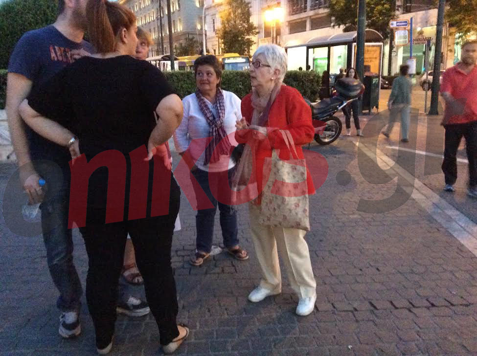 ΦΩΤΟ-Η “Θεοπούλα” στο εκλογικό κέντρο του Σακελλαρίδη