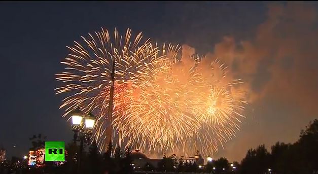 ΒΙΝΤΕΟ-Φαντασμαγορικά πυροτεχνήματα στον ουρανό της Μόσχας