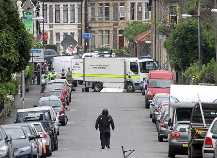 ΦΩΤΟ-Συναγερμός και εκκένωση σπιτιών στο Μπρίστολ