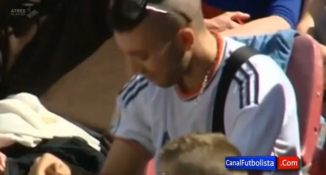 ΒΙΝΤΕΟ-Πήγε στο γήπεδο της Μπαρτσελόνα με φανέλα της Ρεάλ