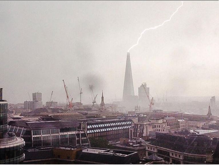 ΒΙΝΤΕΟ-Κεραυνός χτυπάει το Σαρντ