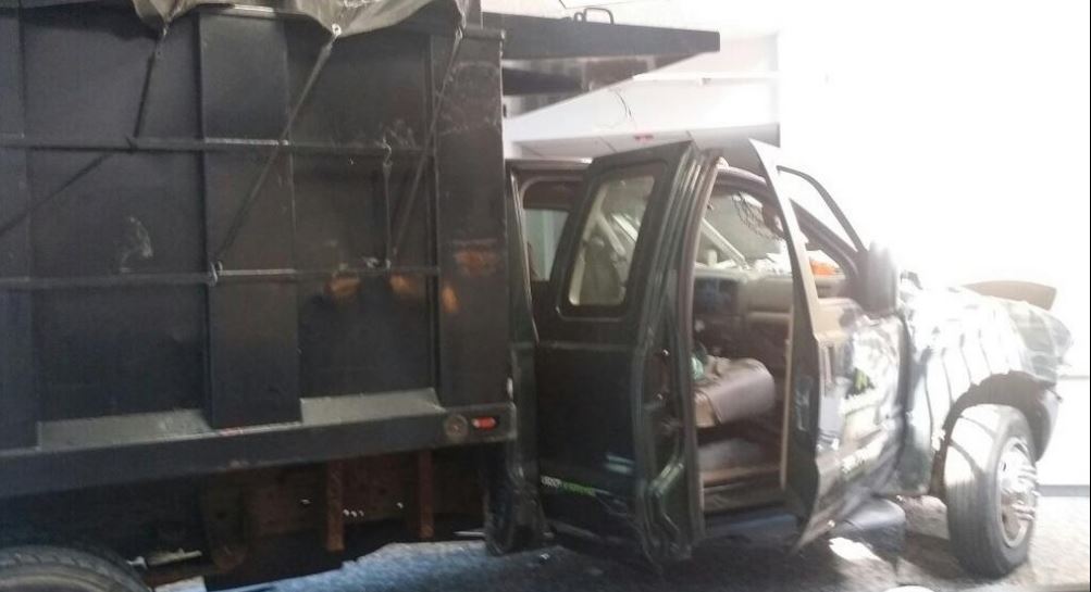 ΒΙΝΤΕΟ-Φορτηγάκι εισέβαλε σε τηλεοπτικό σταθμό