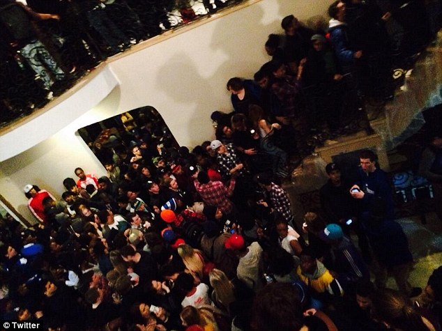 ΦΩΤΟ-Ένα tweet έφερε 2.000 άτομα στο πάρτι