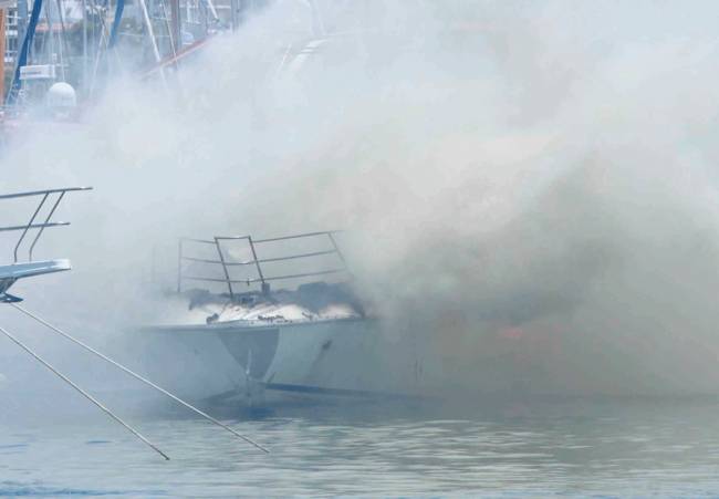 ΤΩΡΑ-Πυρκαγιά σε σκάφος στη μαρίνα του ΣΕΦ