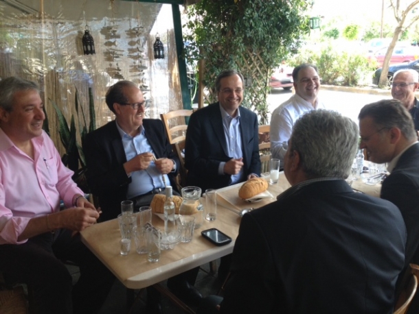 ΦΩΤΟ-Για ουζάκι ο Πρωθυπουργός στην Καλαμάτα