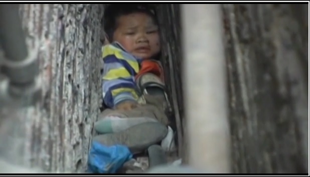 ΒΙΝΤΕΟ-Η δραματική διάσωση αγοριού που παγιδεύτηκε ανάμεσα σε τοίχους