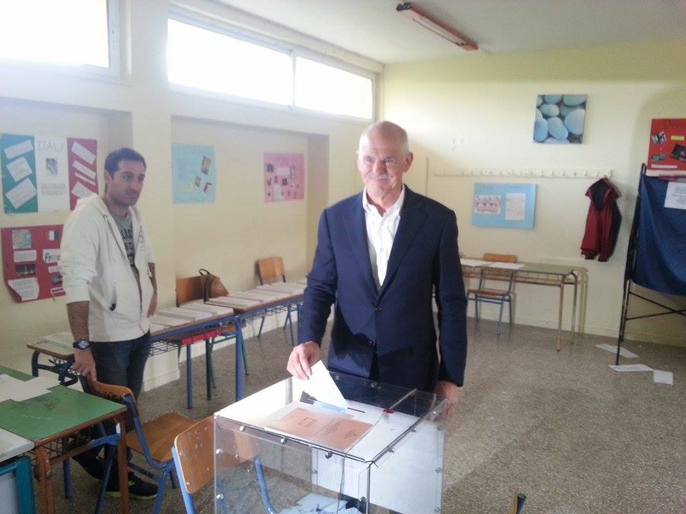 ΦΩΤΟ-Η ψήφος του Γιώργου Παπανδρέου