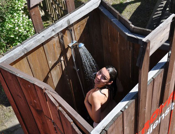 perierga.gr - Το μικρότερο ξενοδοχείο στον κόσμο έχει σχήμα... βαλίτσας!