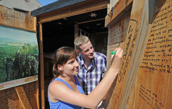 perierga.gr - Το μικρότερο ξενοδοχείο στον κόσμο έχει σχήμα... βαλίτσας!