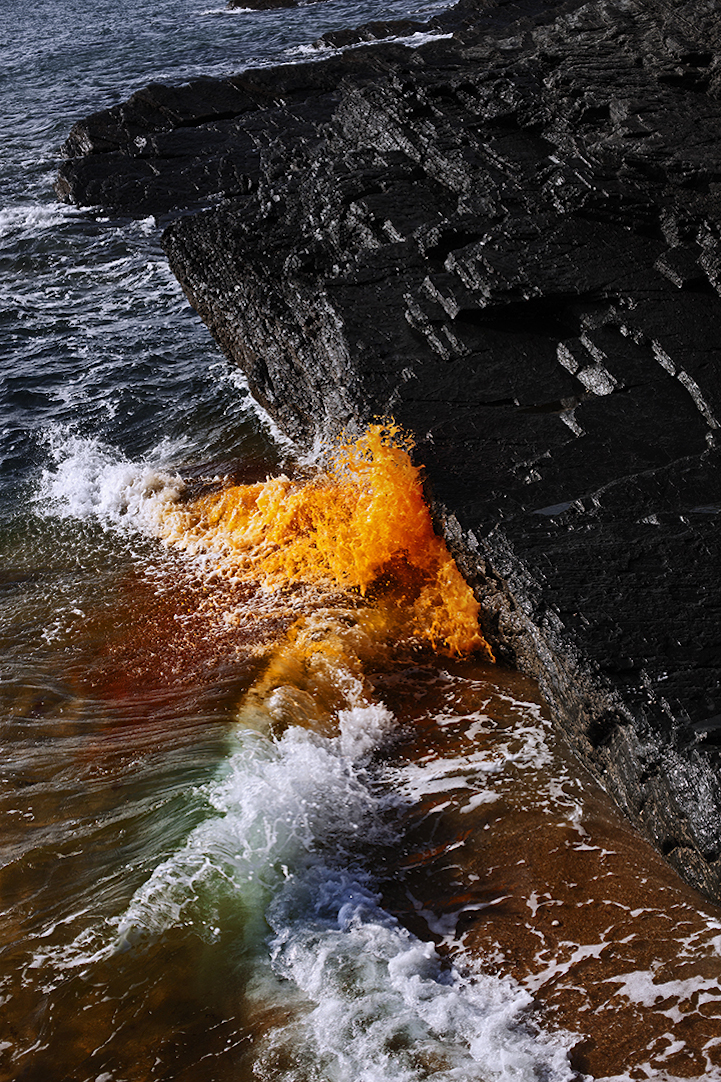 perierga.gr - Πολύχρωμα κύματα σκάνε στα βράχια!