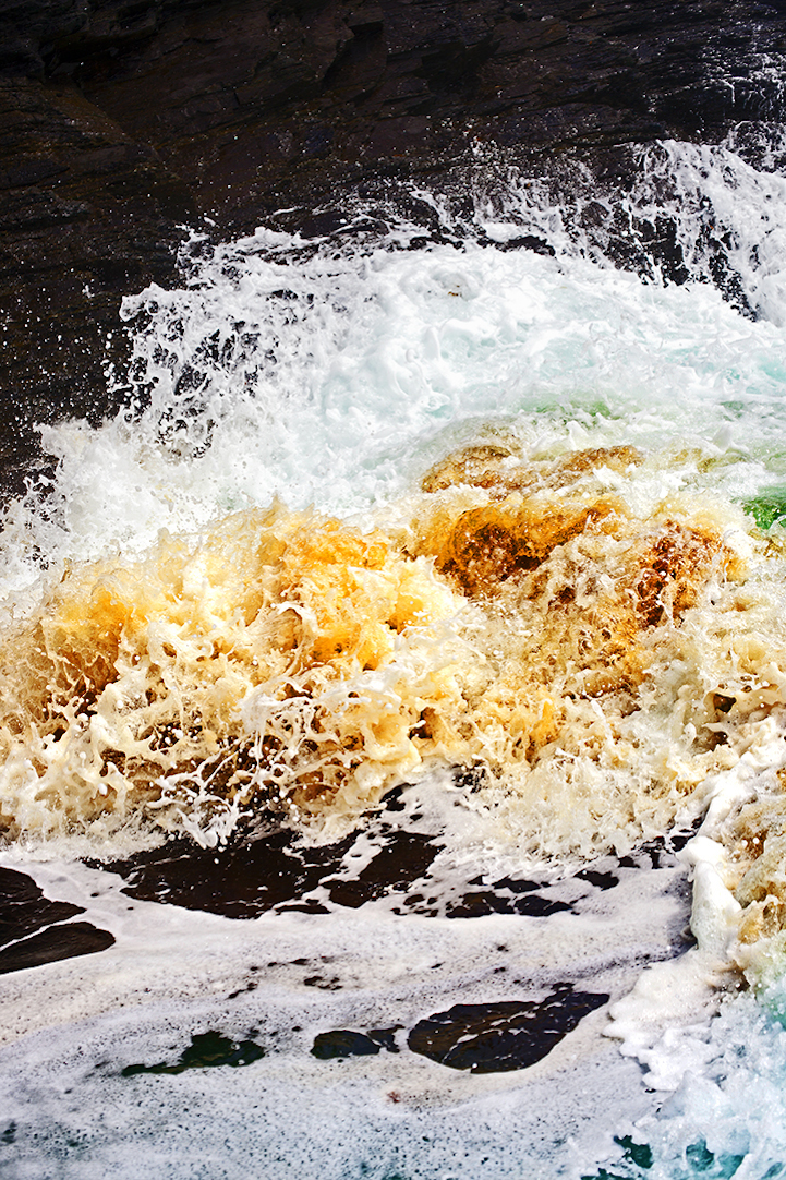 perierga.gr - Πολύχρωμα κύματα σκάνε στα βράχια!