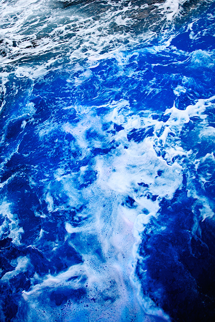 perierga.gr - Πολύχρωμα κύματα σκάνε στα βράχια!