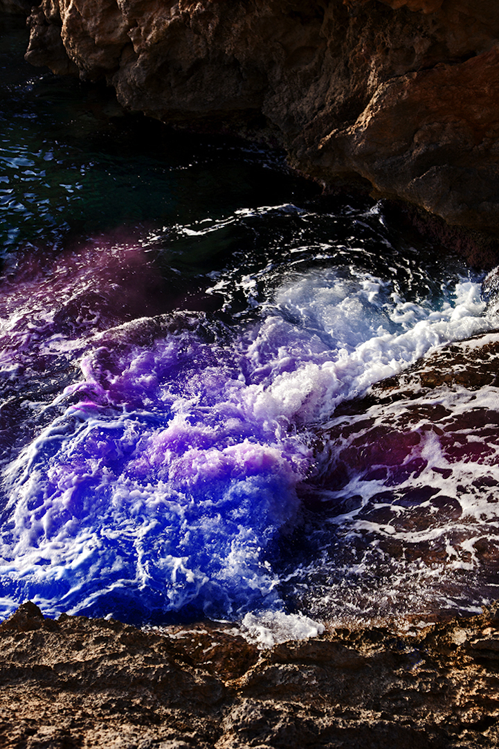 perierga.gr - Πολύχρωμα κύματα σκάνε στα βράχια!