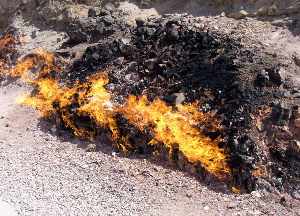 perierga.gr - Το παράξενο βουνό που... καίγεται διαρκώς! perierga.gr - Το παράξενο βουνό που... καίγεται διαρκώς!