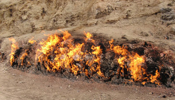 perierga.gr - Το παράξενο βουνό που... καίγεται διαρκώς! perierga.gr - Το παράξενο βουνό που... καίγεται διαρκώς!