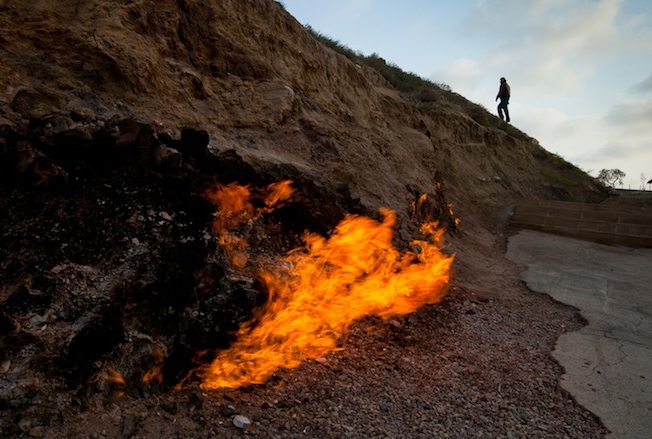 perierga.gr - Το παράξενο βουνό που... καίγεται διαρκώς! perierga.gr - Το παράξενο βουνό που... καίγεται διαρκώς!