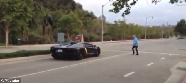 ΒΙΝΤΕΟ-Πεζός πετάει πέτρες σε Lamborghini