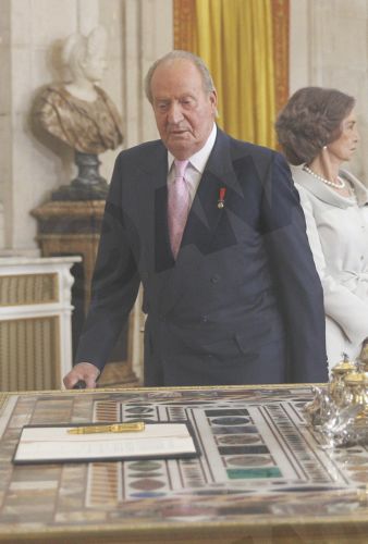 ΦΩΤΟ-Παραιτήθηκε και με τη βούλα ο Χουάν Κάρλος