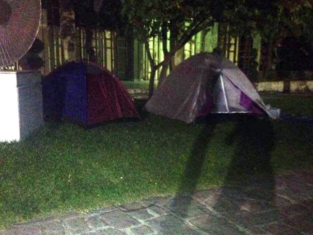 ΦΩΤΟ-Κατασκήνωσαν έξω από το πανεπιστήμιο Πατρών