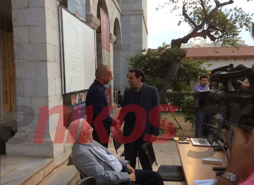 ΦΩΤΟ-Η χειραψία Τσίπρα-Βαρουφάκη