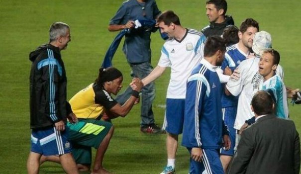 ΒΙΝΤΕΟ-Όταν ο Ρόναλντίνιο προσκύνησε τον Μέσι