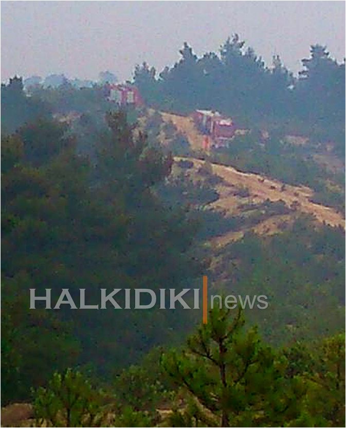 ΦΩΤΟ-Η βροχή «σβήνει» τη φωτιά στη Σιθωνία