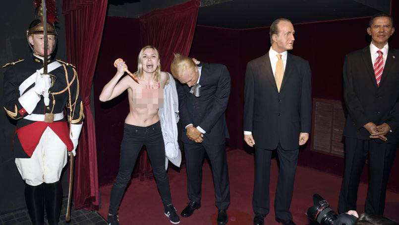 Αποκεφάλισε… το ομοίωμα του Πούτιν