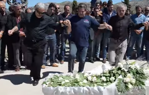 ΒΙΝΤΕΟ-Κρήτες χορεύουν σιωπηλά στην κηδεία του πατέρα τους