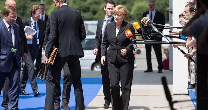 Οι χειραψίες της Μέρκελ στο Υπρ