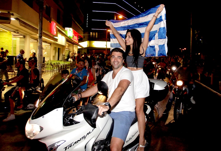 ΦΩΤΟ-Ξενύχτησε το Ηράκλειο για την Εθνική