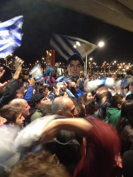 ΦΩΤΟ-Υποδοχή ήρωα στον Λουίς Σουάρες