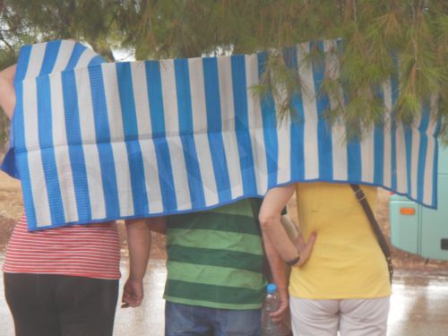 ΦΩΤΟ-Με την ψάθα για… ομπρέλα