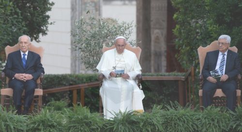 Σε εξέλιξη η “επίκληση για την ειρήνη” στο Βατικανό