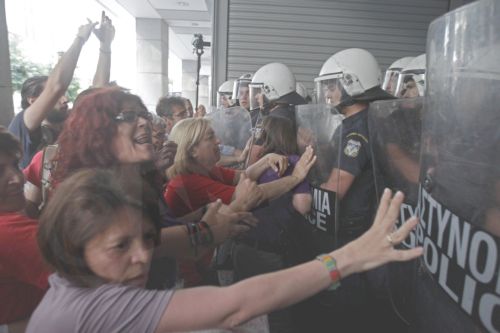 ΦΩΤΟ-Άνδρες των ΜΑΤ απωθούν τις καθαρίστριες