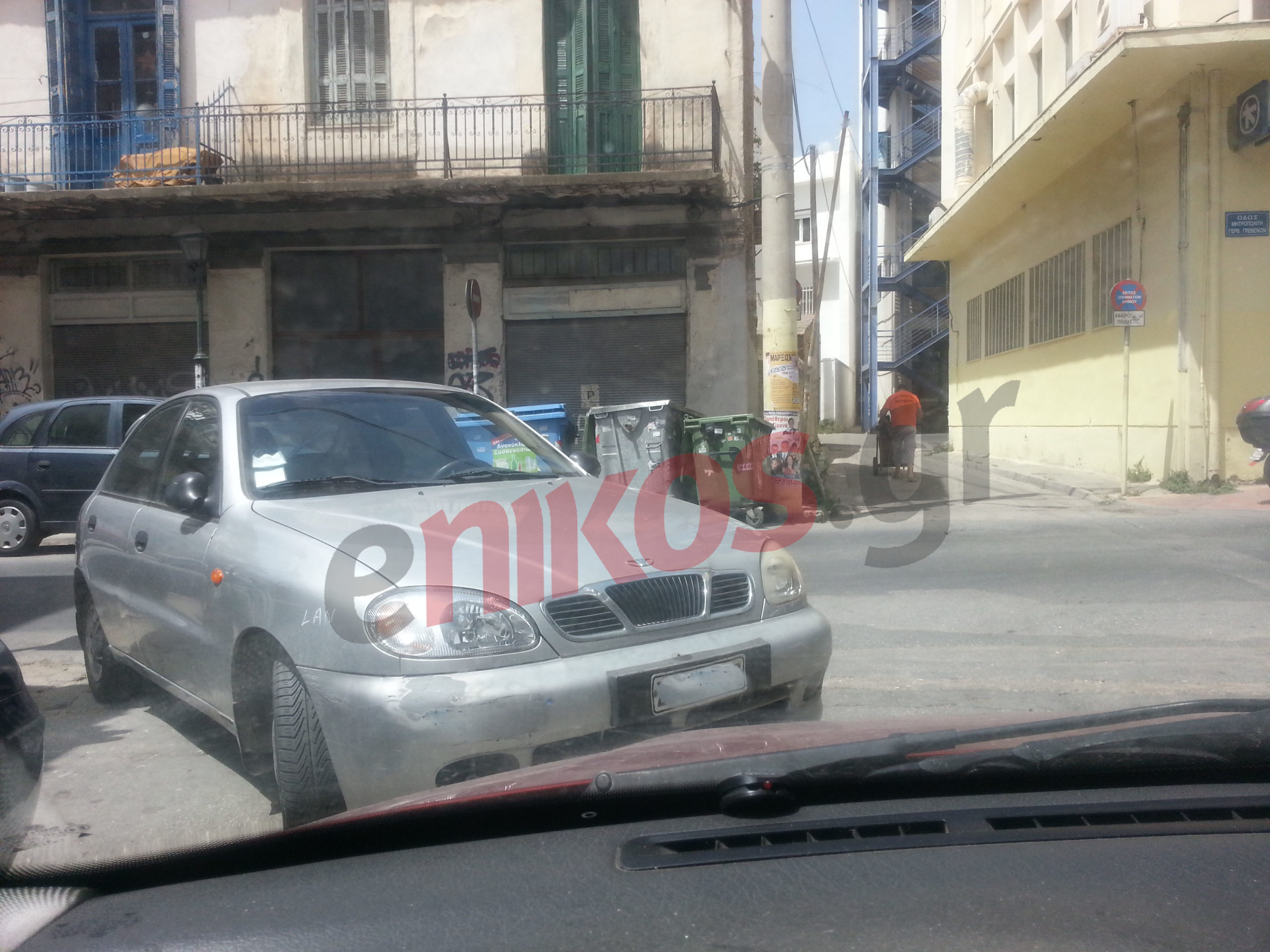 ΦΩΤΟ-Άφησε το ιχ στη μέση του δρόμου για να… βγάλει λεφτά