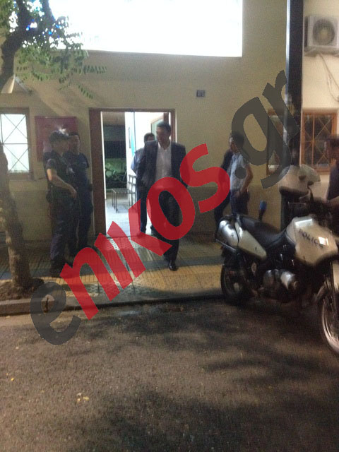 ΦΩΤΟ-Έφοδος Κικίλια στο αστυνομικό τμήμα Αγίου Παντελεήμονα