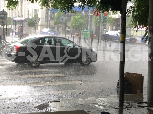 ΒΙΝΤΕΟ-“Άνοιξαν” οι ουρανοί στη Θεσσαλονίκη