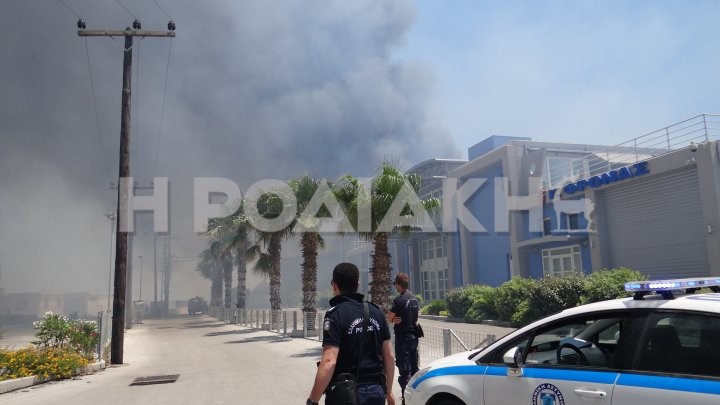 ΦΩΤΟ-Μεγάλη φωτιά σε πολυκατάστημα της Ρόδου