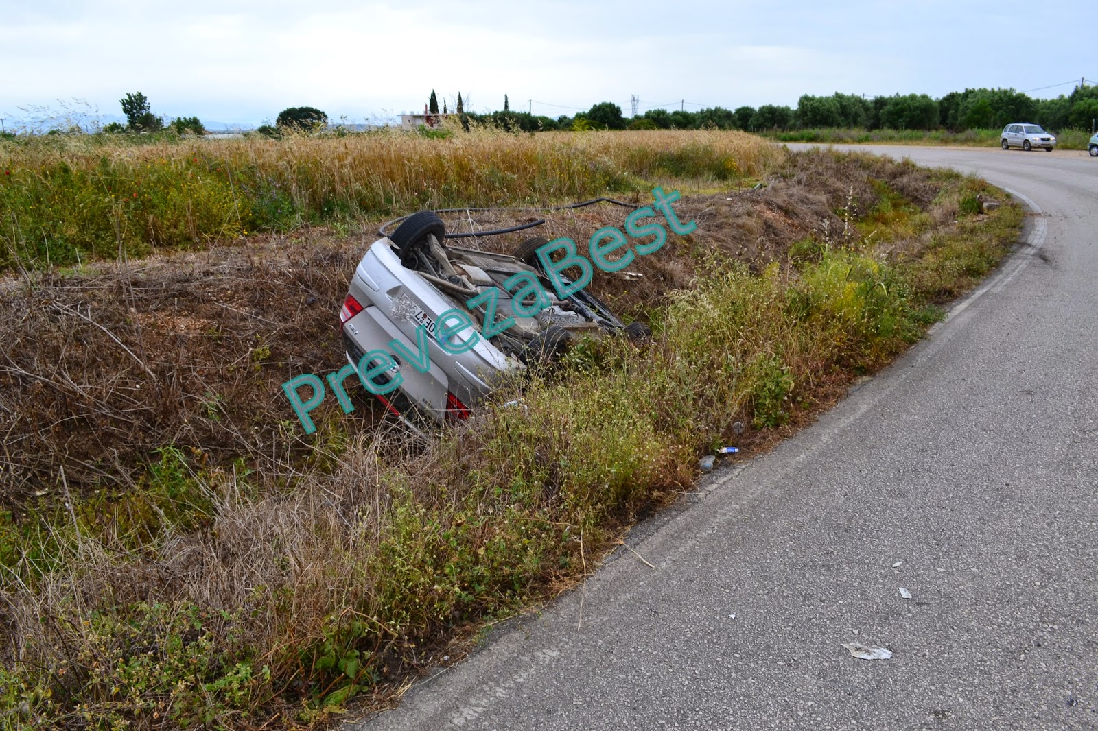 ΦΩΤΟ-Αυτοκίνητο έπεσε σε χαντάκι