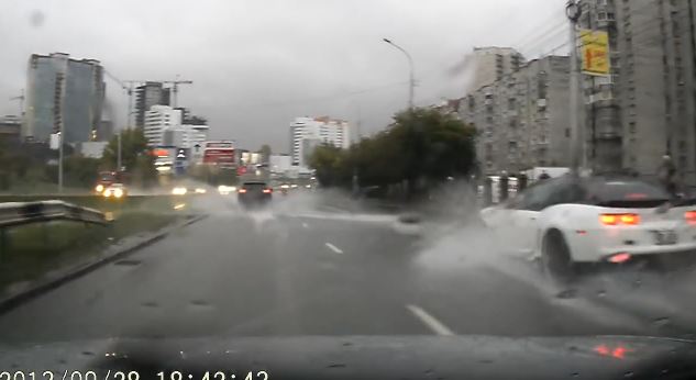 ΒΙΝΤΕΟ-Μία Camaro στη… βροχή