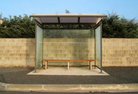 “Ξήλωσαν” στάση λεωφορείου γιατί τους έκοβε τη θέα